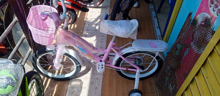 PINK GIRLS BICYCLE SIZE 16